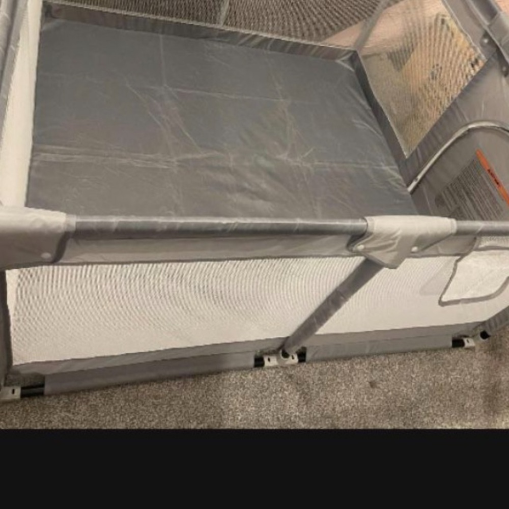 Portable Gray Playard / Pack 'n Playplayoen